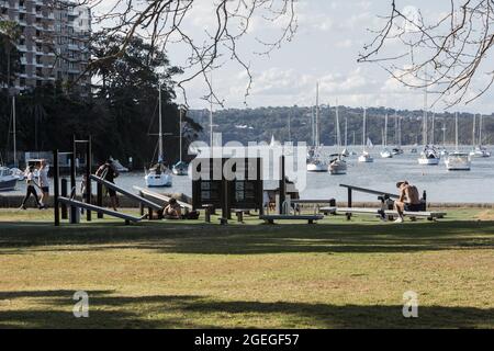 Sydney, Australie. Vendredi 20 août 2021. Les personnes s'exerçant au Rushcutters Bay Park. Le programme d'éclusage de Sydney a été prolongé jusqu'au 30 septembre dans la grande région de Sydney, le nombre de cas de déformation Delta COVID-19 continuant d'augmenter. Les masques faciaux sont désormais obligatoires à l'extérieur dans toute la Nouvelle-Galles du Sud, sauf s'ils font Crédit : Paul Lovelace/Alamy Live News Banque D'Images