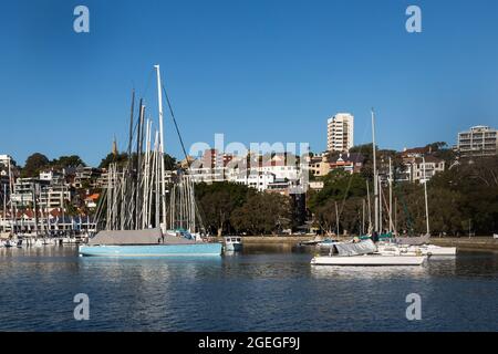 Sydney, Australie. Vendredi 20 août 2021. Vues générales sur les yachys amarrés dans le port de Sydney au Rushcutters Bay Park. Le programme d'éclusage de Sydney a été prolongé jusqu'au 30 septembre dans la grande région de Sydney, le nombre de cas de déformation Delta COVID-19 continuant d'augmenter. Les masques faciaux sont désormais obligatoires à l'extérieur dans toute la Nouvelle-Galles du Sud, sauf s'ils font Crédit : Paul Lovelace/Alamy Live News Banque D'Images