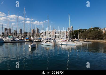 Sydney, Australie. Vendredi 20 août 2021. Vues générales sur les yachys amarrés dans le port de Sydney au Rushcutters Bay Park. Le programme d'éclusage de Sydney a été prolongé jusqu'au 30 septembre dans la grande région de Sydney, le nombre de cas de déformation Delta COVID-19 continuant d'augmenter. Les masques faciaux sont désormais obligatoires à l'extérieur dans toute la Nouvelle-Galles du Sud, sauf s'ils font Crédit : Paul Lovelace/Alamy Live News Banque D'Images
