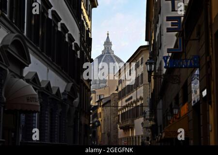 FLORENCE, ITALIE - 06 février 2016 : le dôme de la cathédrale de Florence vu d'une rue étroite dans le centre de Florence Banque D'Images