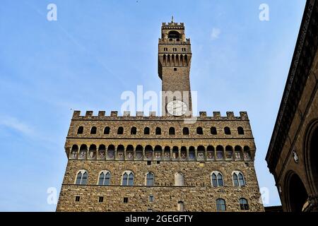 FLORENCE, ITALIE - 06 février 2016 : une photo en petit angle de la façade du Palazzo Vecchio, hôtel de ville de Florence, Florence Banque D'Images