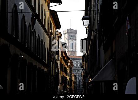 FLORENCE, ITALIE - 06 février 2016 : le Campanile de Giotto vu d'une rue étroite dans le centre de Florence, Italie Banque D'Images