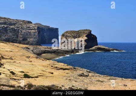 DWEJRA GOZO, MALTE - 26 juin 2016 : un petit îlot appelé champignon Rock au large de la côte de Dwejra, Gozo, Malte Banque D'Images