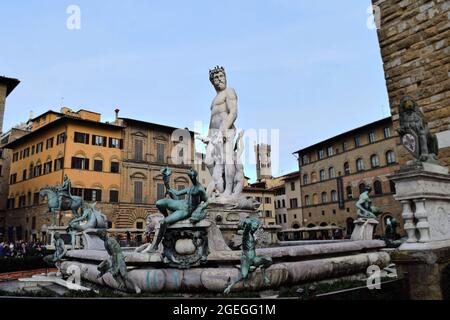 FLORENCE, ITALIE - 06 février 2016 : photo en petit angle de la fontaine de Neptune en face de la statue de Neptune God of the Sea à Florence Banque D'Images