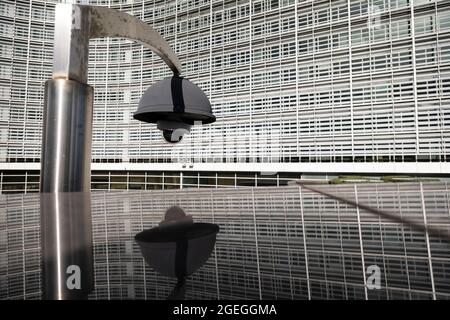 Belgique, Bruxelles: Caméra de vidéosurveillance en face du bâtiment Berlaymont, siège de la Commission européenne Banque D'Images