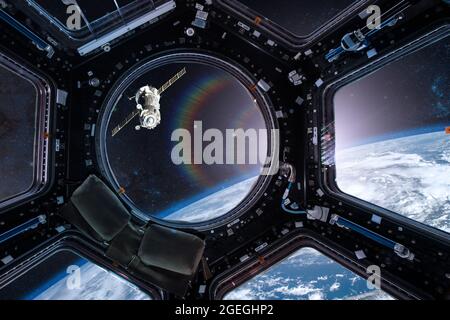 Vue depuis un hublot de station spatiale sur le fond de la Terre. Éléments de cette image fournis par la NASA. Banque D'Images