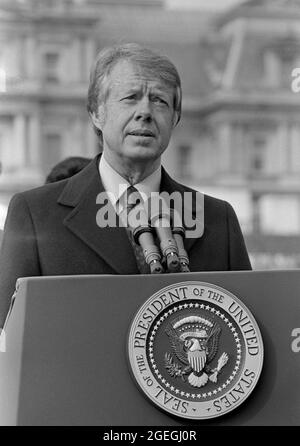 Le président américain Jimmy carter fait des remarques alors qu'il souhaite la bienvenue au président mexicain José López Portillo à la Maison Blanche pour une visite d'État à Washington, DC le lundi 14 février 1977.Credit: Benjamin E. 'Genen' forte/CNP/Sipa USA Credit: SIPA USA/Alay Live News Banque D'Images