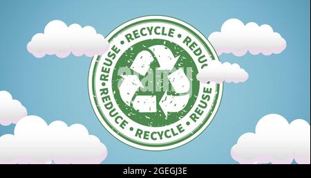 Composition du texte et du logo de recyclage sur le ciel bleu et les nuages Banque D'Images