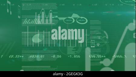 Image numérique du traitement des données financières et icônes numériques se déplaçant sur fond vert Banque D'Images