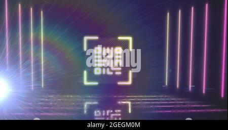 Lecteur de code QR avec éléments au néon contre les reflets de lumière arc-en-ciel Banque D'Images