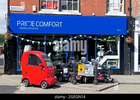 Scooters de mobilité exposés à l'extérieur de la boutique à Grantham, Lincolnshire, Angleterre Royaume-Uni Banque D'Images