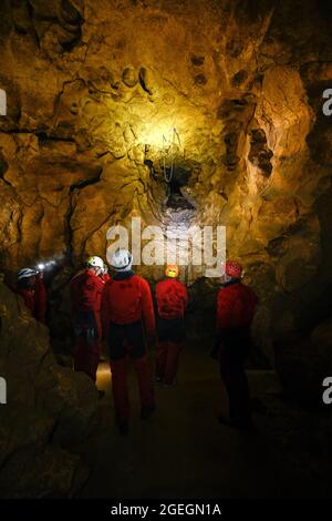 Villard de Lans (sud-est de la France) 2021/23/23: Groupe de spelunking dans la grotte "grotte Roche". Observation d'une cavité Banque D'Images