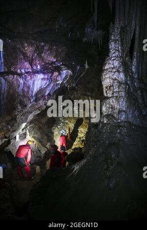 Villard de Lans (sud-est de la France) 2021/23/23: Groupe de spelunking dans la grotte "grotte Roche". Observation d'une cavité Banque D'Images