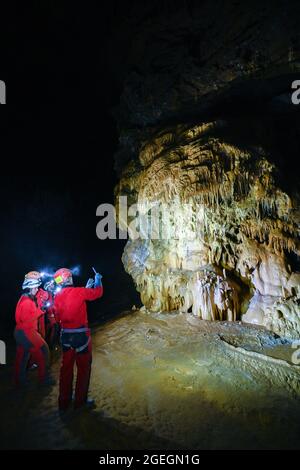 Villard de Lans (sud-est de la France) 2021/23/23: Groupe de spelunking dans la grotte "grotte Roche". Personnes prenant des photos de concrétions Banque D'Images