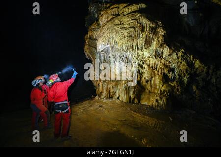 Villard de Lans (sud-est de la France) 2021/23/23: Groupe de spelunking dans la grotte "grotte Roche". Personnes prenant des photos de concrétions Banque D'Images
