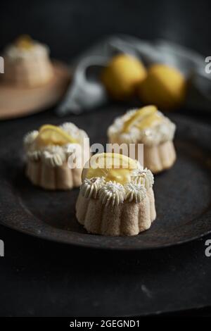 petits gâteaux au citron nappés de citron Banque D'Images