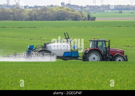 Agriculteur pulvérisant des pesticides sur un champ de blé à Saint Rogatien (centre-ouest de la France) Banque D'Images