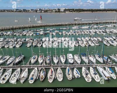 La Rochelle (centre-ouest de la France) : vue aérienne des bateaux dans le port de plaisance "port des Minimes" Banque D'Images