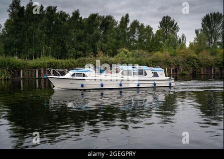 Croisière sur la rivière Yare. Vacances sur les Norfolk Broads avec un bateau loué Banque D'Images