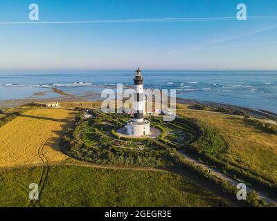 Île “Ile d’Oléron” (au large de la côte du centre-ouest de la France) : vue aérienne du phare de Chassiron, dans le détroit “Pertuis d’Antioche”, construction Banque D'Images