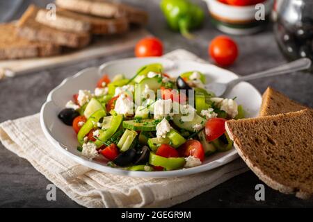 Salade délicieuse et hépathique aux olives et au fromage feta Banque D'Images