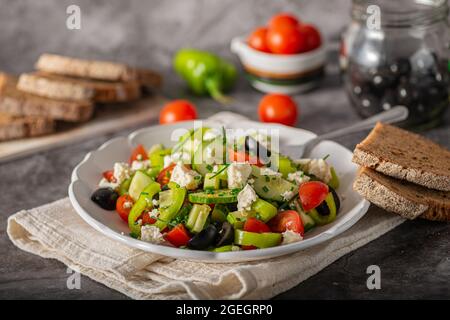 Salade délicieuse et hépathique aux olives et au fromage feta Banque D'Images