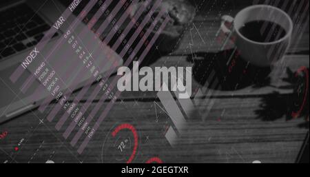 Image numérique composite du traitement des données statistiques par rapport à l'équipement de bureau sur le bureau Banque D'Images