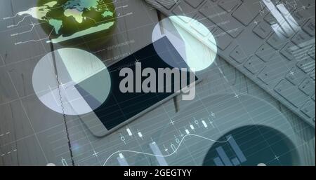 Image numérique composite du traitement des données statistiques par rapport à l'équipement de bureau sur le bureau Banque D'Images