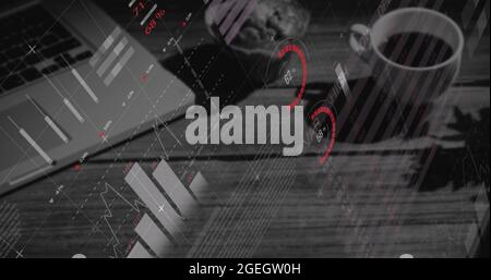 Image numérique composite du traitement des données statistiques par rapport à l'équipement de bureau sur le bureau Banque D'Images