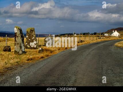 Clachan Erisco rangée de pierres ou cercle de pierres: Vue NW de trois pierres debout alignées dans une courbe peu profonde NW-se à côté de la route à Borve, Skye, Ecosse. Banque D'Images