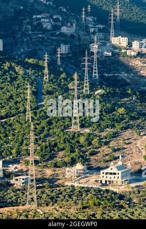 Lignes de transmission coupant dans les villages ruraux du Liban Banque D'Images