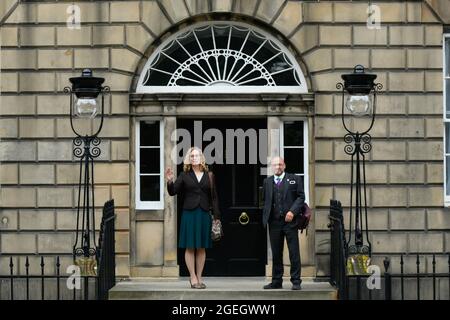 Édimbourg, Écosse, Royaume-Uni. 20 août 2021. Edinburgh, Écosse, Royaume-Uni, août 20 2021. Lorna Slater et Patrick Harvie, co-leaders du parti Scottish Green, arrivent à Bute House où ils sont censés annoncer un accord de partage du pouvoir entre SNP et les Verts écossais. Credit alay Live News Credit: SST/Alay Live News Banque D'Images