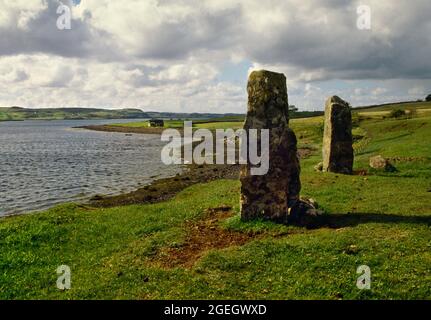 Regardez au nord-ouest de deux pierres sur une terrasse étroite au-dessus de la rive N du Loch Eyre, une petite entrée du Loch Snizort Beag, Skye, Écosse, Royaume-Uni. Banque D'Images