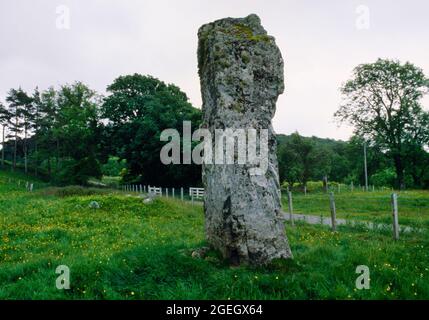 Voir se de la pierre debout et du trottoir cairn à Strontoiller, Argyll, Écosse, Royaume-Uni, dit à l'occasion de l'enterrement du héros irlandais Diarmid, neveu de Finn. Banque D'Images