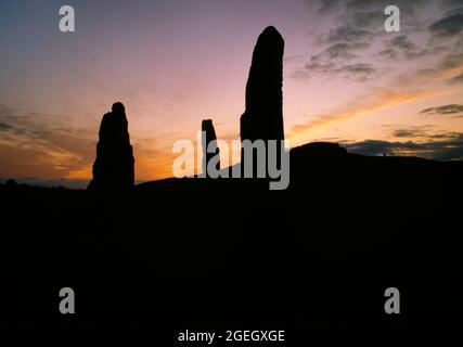 Voir NW de trois pierres sur pied dans le domaine de Glengorm Castle, Mull, Écosse, Royaume-Uni, maintenant un cadre triangulaire, mais anciennement dans un rang aligné NNW-SSE Banque D'Images