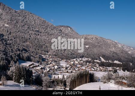 Morzine (Alpes, centre-est de la France) : paysage montagneux avec chalets couverts de neige en hiver, entre Morzine et les Gets, stations de ski dans le Banque D'Images