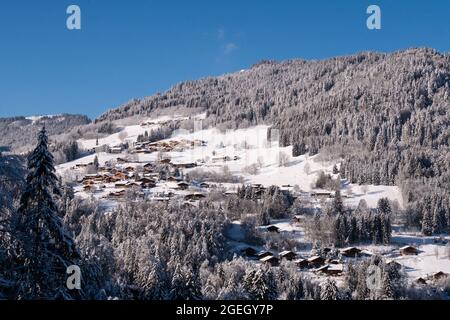 Morzine (Alpes, centre-est de la France) : paysage montagneux avec chalets couverts de neige en hiver, entre Morzine et les Gets, stations de ski dans le Banque D'Images