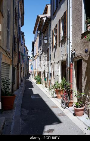 Vence (sud-est de la France) : rue Gambetta au coeur de la vieille ville médiévale Banque D'Images