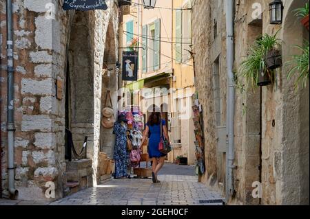 Vence (sud-est de la France) : une femme vue de l'arrière marchant dans la rue "rue de la place vieille", au coeur de la vieille ville médiévale Banque D'Images