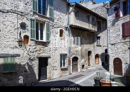 Vence (sud-est de la France): Maisons en pierre dans la rue "rue de la Coste", au coeur de la vieille ville médiévale Banque D'Images