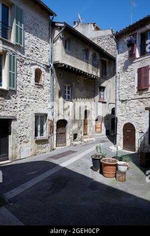 Vence (sud-est de la France): Maisons en pierre dans la rue "rue de la Coste", au coeur de la vieille ville médiévale Banque D'Images