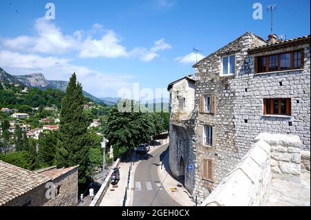 Vence (sud-est de la France) : maisons en pierre et paysage vues depuis le Belvédère de Fernant Moutet, au cœur de la vieille ville médiévale Banque D'Images