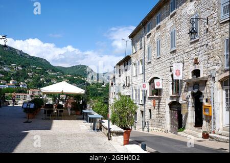 Vence (sud-est de la France) : vue d'ensemble du paysage avec maisons en pierre et façade de l'auberge des Seigneurs à la place frene Banque D'Images