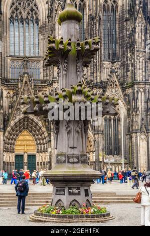 Le modèle en béton à l'échelle 1:1 du finial sud en face de la façade ouest de la célèbre cathédrale de Cologne, entre la rue Unter Fettenhennen... Banque D'Images