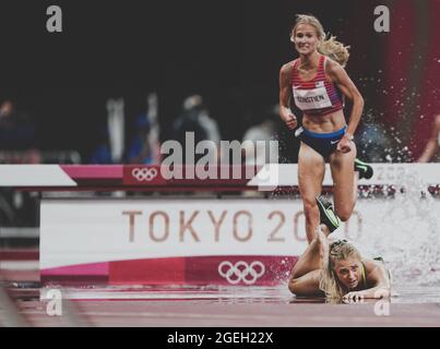 Geneviève Gregson née Lacaze sur le sol après être tombée dans le fleuve du parcours d'obstacles de 3000 mètres aux Jeux Olympiques de Tokyo en 2020. Banque D'Images