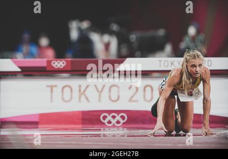 Geneviève Gregson née Lacaze sur le sol après être tombée dans le fleuve du parcours d'obstacles de 3000 mètres aux Jeux Olympiques de Tokyo en 2020. Banque D'Images