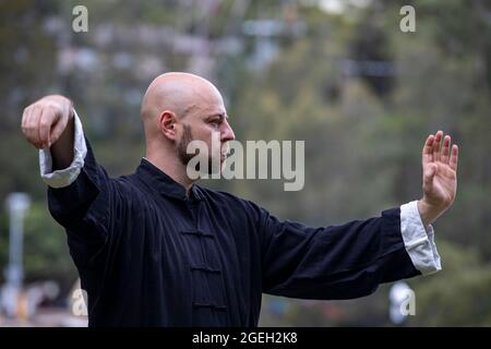 (210820) -- SYDNEY, le 20 août 2021 (Xinhua) -- Daniel Spigelman pratique les arts martiaux à Sydney, Australie, le 8 juin 2021. POUR ALLER AVEC 'feature: Get to the point of acupuncture -- un voyage d'homme australien avec la médecine traditionnelle chinoise' (Xinhua/Bai Xuefei) Banque D'Images