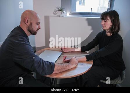 (210820) -- SYDNEY, le 20 août 2021 (Xinhua) -- Daniel Spigelman traite un patient à sa clinique d'acupuncture à Sydney, en Australie, le 7 juin 2021. POUR ALLER AVEC 'feature: Get to the point of acupuncture -- un voyage d'homme australien avec la médecine traditionnelle chinoise' (Xinhua/Bai Xuefei) Banque D'Images