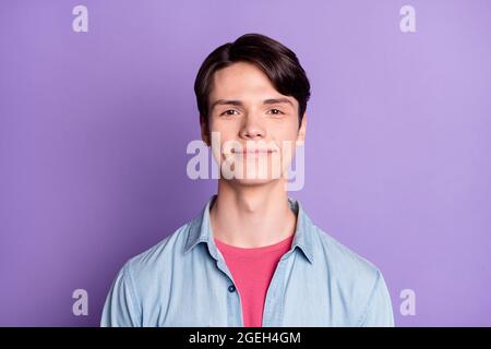 Photo d'un jeune homme beau heureux positif sourire confiant intelligent isolé sur fond violet couleur Banque D'Images