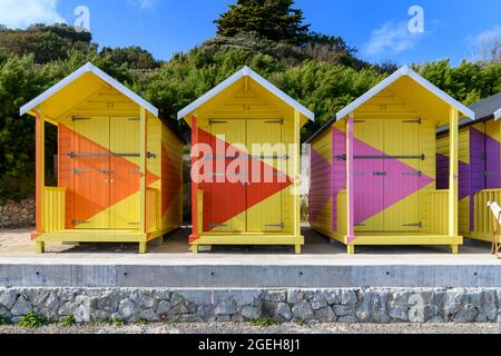 N° 1054 arpeggio pour Folkestone triennale 2021. 120 cabines de plage et vestiaires des nageurs ont été colorés transformés par l'artiste Rana Begum. Banque D'Images